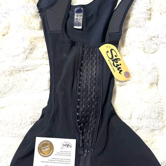 Skin By Erika Vega Other - Skin Curvy
6XS - TÓRAX (63-82 cm) - CINTURA (55-77 cm) - CADERA (85-110 cm)